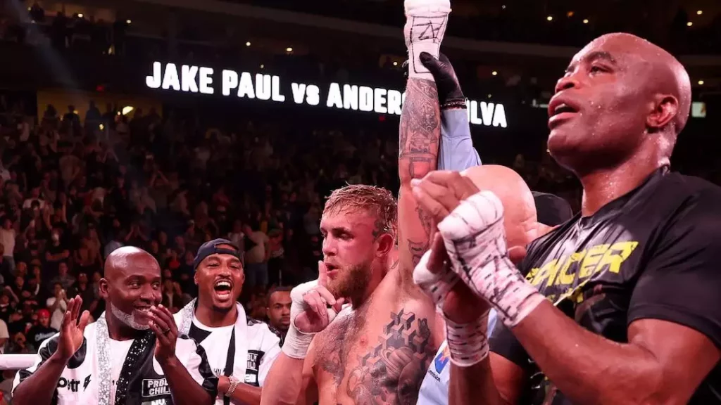 لحظة الإعلان عن انتصار جيك بول على أندرسون سيلفا في مباراة الملاكمة. حقوق الصورة: سي أن أن