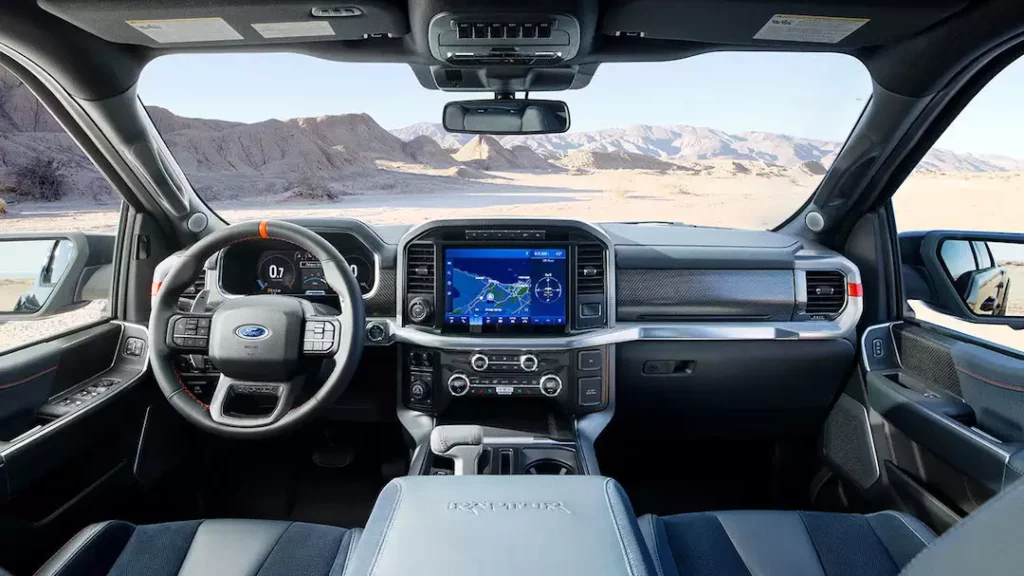 أنت ملك الطريق في مقصورة فورد رابتر F150